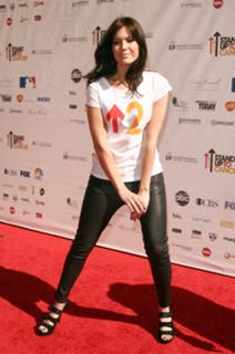 Mandy Moore feet photo thumbnail