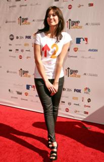 Mandy Moore feet photo thumbnail