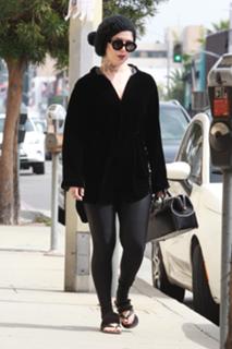 Katherine von Drachenberg feet photo thumbnail