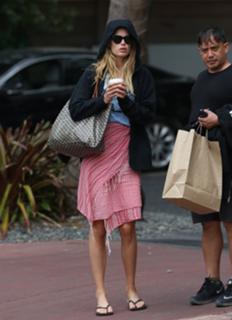 Doutzen Kroes feet photo thumbnail