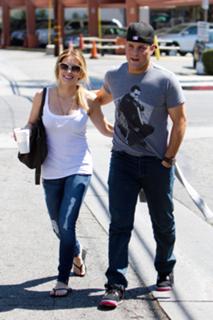 Hilary Duff feet photo thumbnail