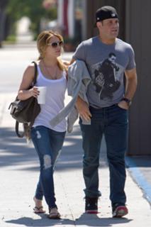 Hilary Duff feet photo thumbnail