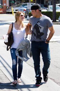 Hilary Duff feet photo thumbnail