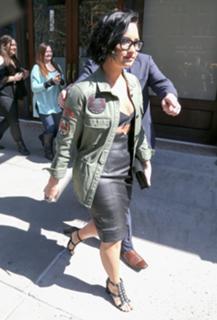 Demi Lovato feet photo thumbnail