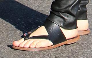 Mena Suvari feet photo thumbnail