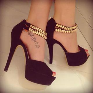 Valentina Vignali feet photo thumbnail