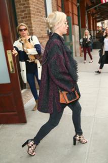 Jennifer Lawrence feet photo thumbnail