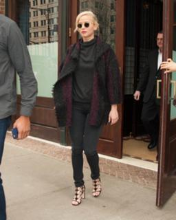 Jennifer Lawrence feet photo thumbnail