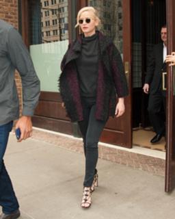 Jennifer Lawrence feet photo thumbnail