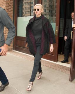 Jennifer Lawrence feet photo thumbnail