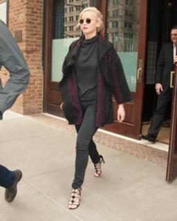 Jennifer Lawrence feet photo thumbnail