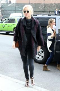 Jennifer Lawrence feet photo thumbnail