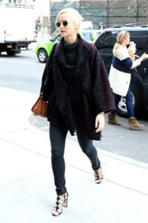 Jennifer Lawrence feet photo thumbnail
