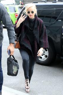 Jennifer Lawrence feet photo thumbnail