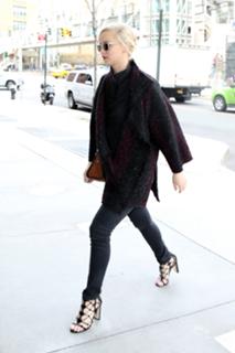 Jennifer Lawrence feet photo thumbnail
