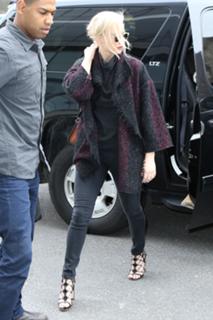 Jennifer Lawrence feet photo thumbnail