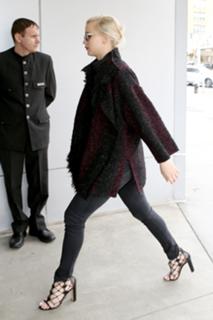 Jennifer Lawrence feet photo thumbnail