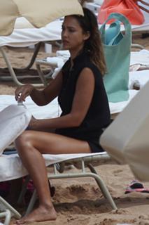 Jessica Alba feet photo thumbnail