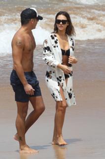 Jessica Alba feet photo thumbnail