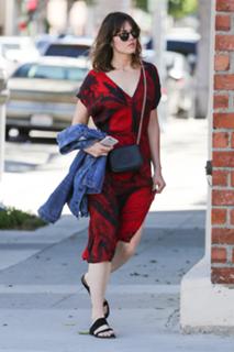 Mandy Moore feet photo thumbnail