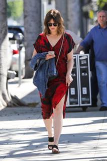 Mandy Moore feet photo thumbnail
