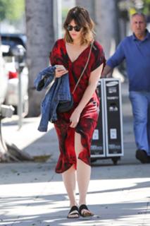 Mandy Moore feet photo thumbnail