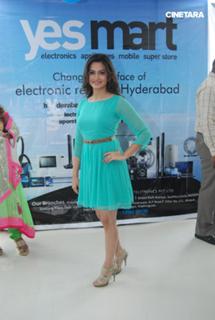 Kriti Kharbanda feet photo thumbnail