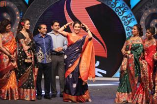 Madhuri Dixit feet photo thumbnail