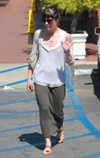 Selma Blair feet photo thumbnail