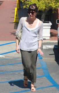 Selma Blair feet photo thumbnail