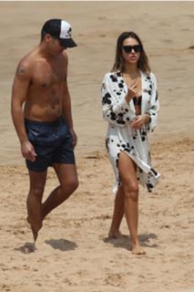Jessica Alba feet photo thumbnail