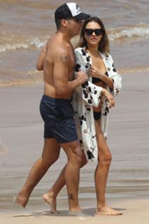Jessica Alba feet photo thumbnail