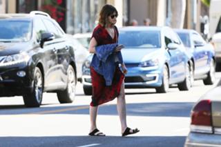 Mandy Moore feet photo thumbnail