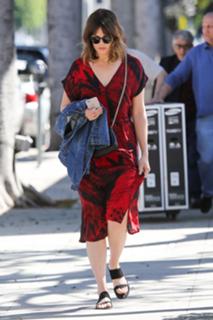 Mandy Moore feet photo thumbnail