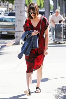 Mandy Moore feet photo thumbnail
