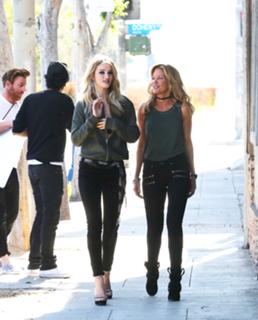 Rosie Huntington-Whiteley feet photo thumbnail