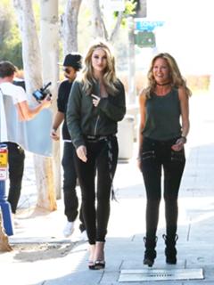 Rosie Huntington-Whiteley feet photo thumbnail