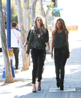 Rosie Huntington-Whiteley feet photo thumbnail