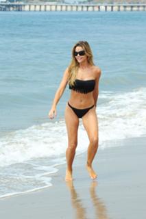 Denise Richards feet photo thumbnail