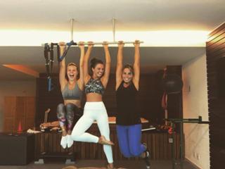 Isis Valverde feet photo thumbnail