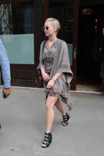 Jennifer Lawrence feet photo thumbnail