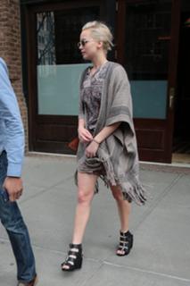 Jennifer Lawrence feet photo thumbnail