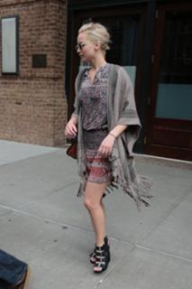 Jennifer Lawrence feet photo thumbnail