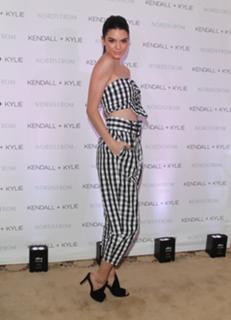 Kendall Jenner feet photo thumbnail