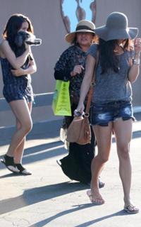 Vanessa Hudgens feet photo thumbnail