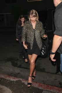 Taylor Swift feet photo thumbnail