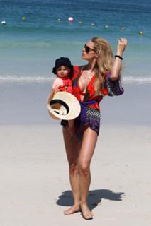 Michelle Hunziker feet photo thumbnail