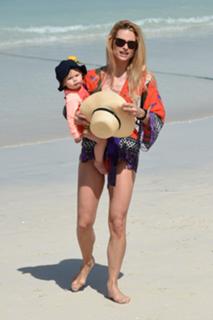Michelle Hunziker feet photo thumbnail
