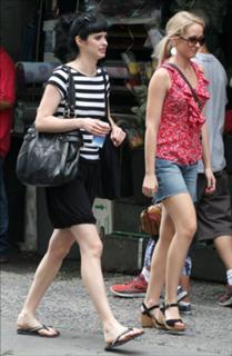 Krysten Ritter feet photo thumbnail
