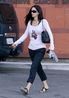 Courteney Cox feet photo thumbnail